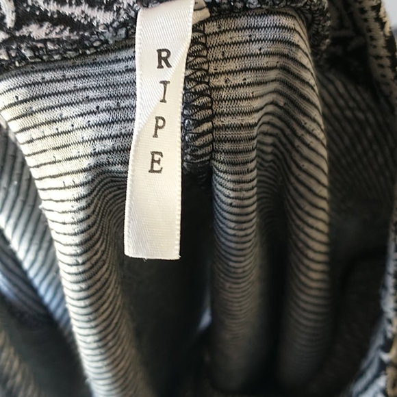 Black and white skirt - Picture 4 of 4